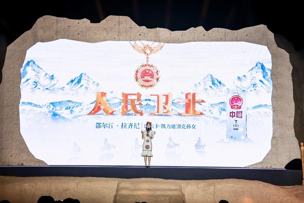 都爾汗·拉齊尼在“何以中國·五星出東方”網(wǎng)絡(luò)主題宣傳活動(dòng)現(xiàn)場演講。人民視頻供圖