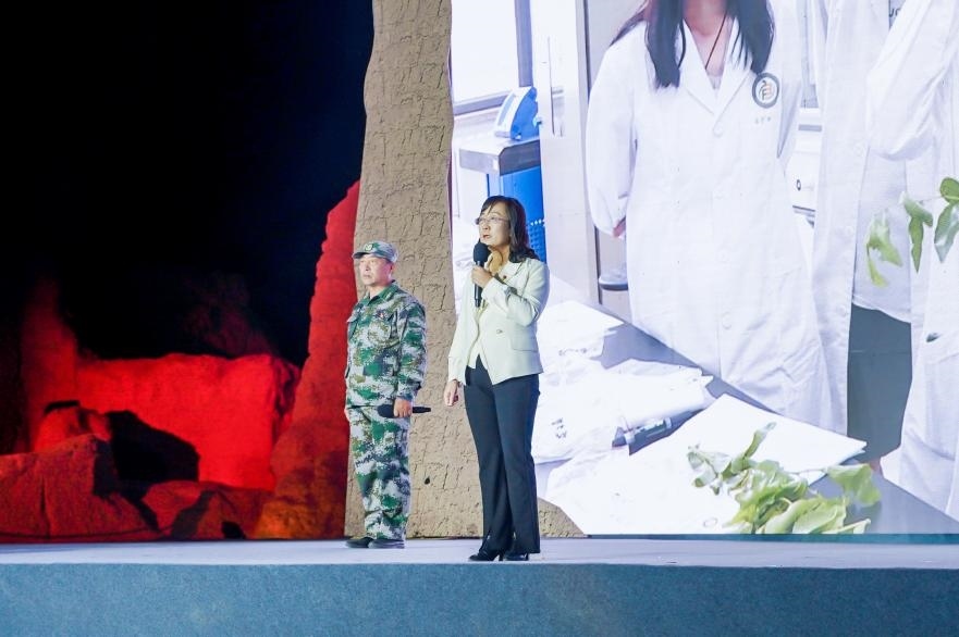 吳翠云（右一）在“何以中國·五星出東方”網(wǎng)絡(luò)主題宣傳活動(dòng)現(xiàn)場演講。人民視頻供圖