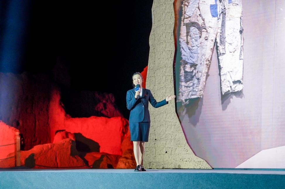 顧晨葉在“何以中國·五星出東方”網(wǎng)絡(luò)主題宣傳活動(dòng)現(xiàn)場演講。人民視頻供圖