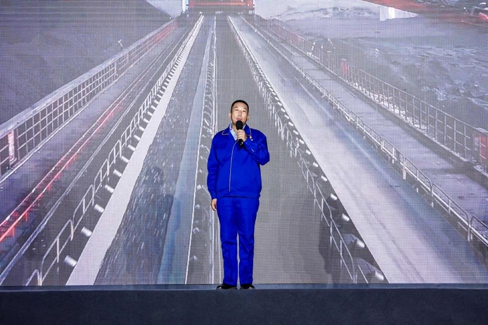 邵旭鵬在“何以中國·五星出東方”網(wǎng)絡(luò)主題宣傳活動(dòng)現(xiàn)場演講。人民視頻供圖