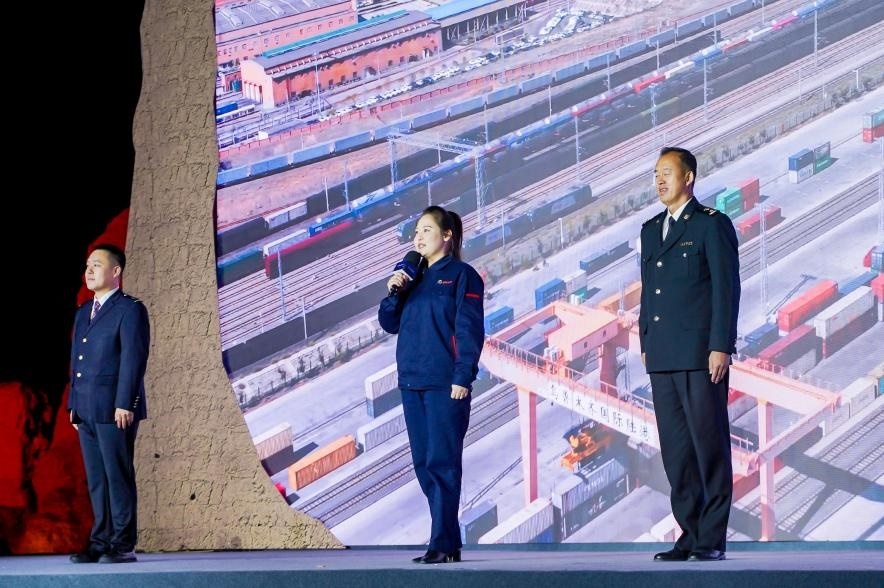 早吾扎?哈力賽（左二）在“何以中國·五星出東方”網(wǎng)絡(luò)主題宣傳活動(dòng)現(xiàn)場演講。人民視頻供圖