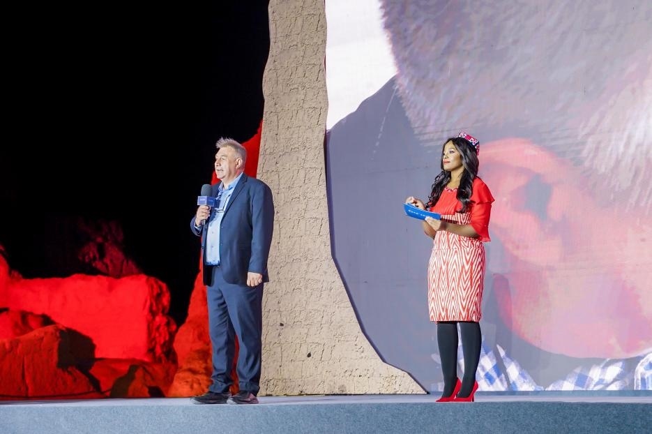 丹尼（左一）在“何以中國·五星出東方”網(wǎng)絡(luò)主題宣傳活動(dòng)現(xiàn)場演講。人民視頻供圖