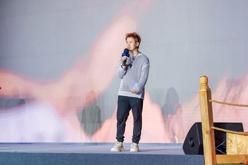 安鐘旭在“何以中國·五星出東方”網(wǎng)絡(luò)主題宣傳活動(dòng)現(xiàn)場演講。人民視頻供圖