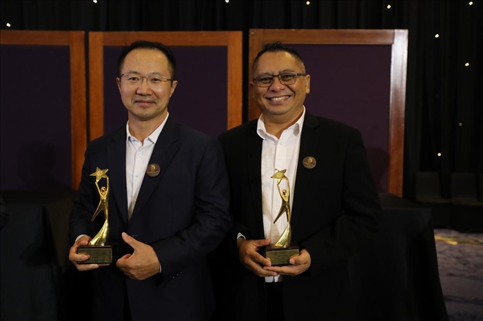 趙志剛與多迪獲獎(jiǎng)后合影。國能印尼爪哇發(fā)電公司供圖