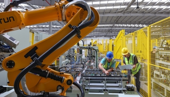 江蘇昆山，智能生產(chǎn)線上人機(jī)協(xié)同作業(yè)