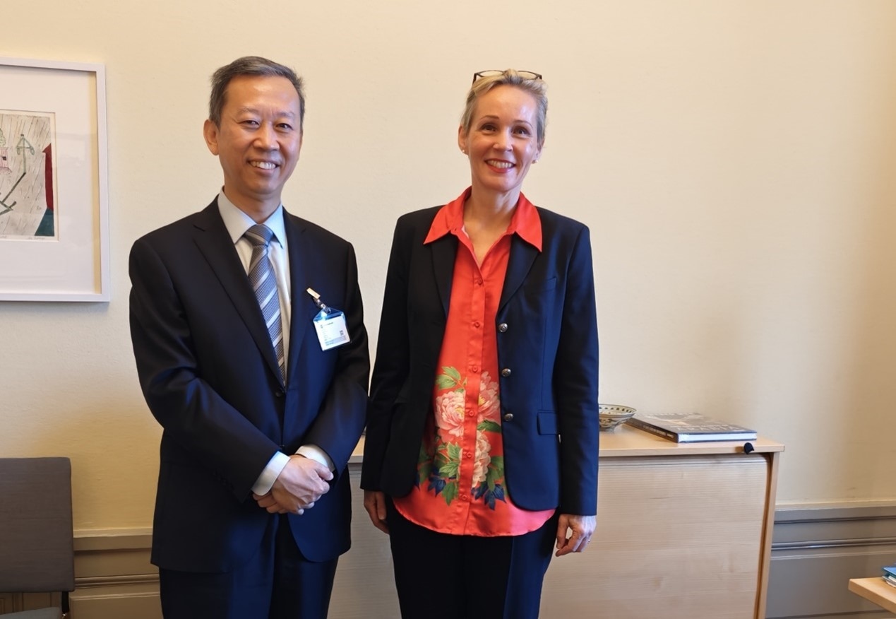 中國(guó)駐瑞典大使崔愛(ài)民會(huì)見(jiàn)瑞典外交部外貿(mào)總司長(zhǎng)米蘭德。中國(guó)駐瑞典大使館供圖