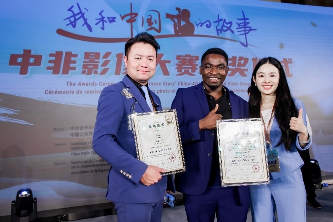 王曉樂(lè)（中）與其他嘉賓合影。主辦方供圖