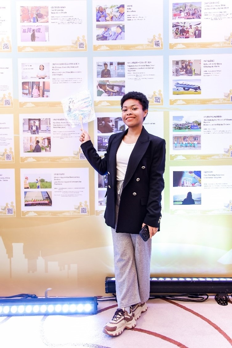 愈靈兒和她的作品合影。主辦方供圖