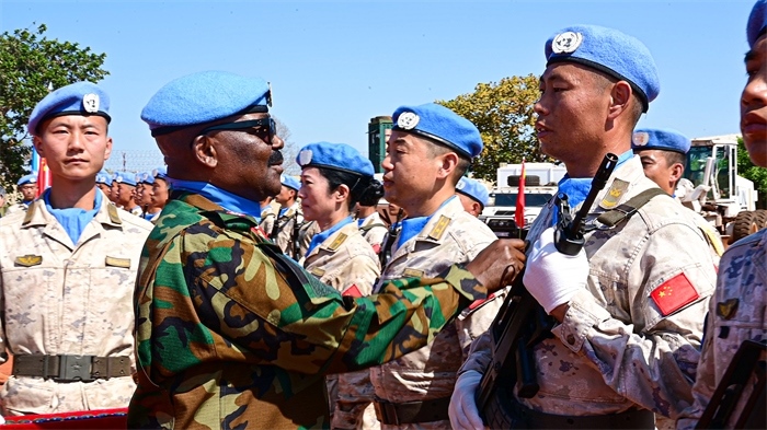 聯(lián)南蘇團(tuán)西戰(zhàn)區(qū)司令多米尼克準(zhǔn)將為維和官兵授勛。孫千攝