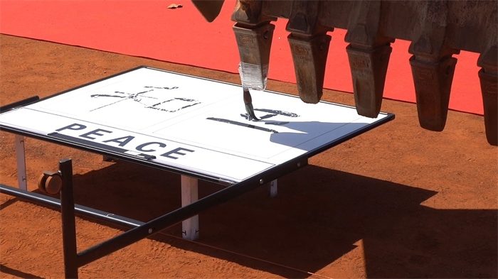 工程機(jī)械表演寫書法。王皓宇攝