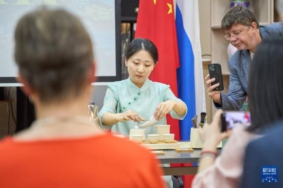 這是11月2日在俄羅斯符拉迪沃斯托克的活動現(xiàn)場拍攝的茶藝表演。新華社發(fā)（郭飛洲攝）