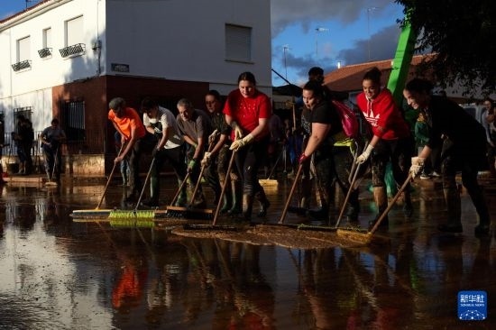 11月2日，居民在西班牙烏鐵爾清理房屋。新華社記者 孟鼎博 攝