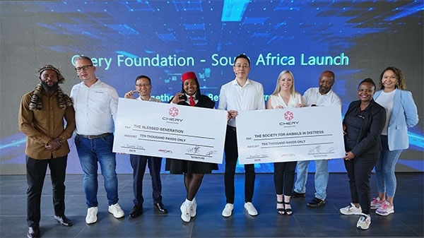 捐贈(zèng)合影。奇瑞國(guó)際南非子公司提供