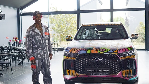 Samurai Farai和其汽車噴繪作品。人民網(wǎng) 張茜攝