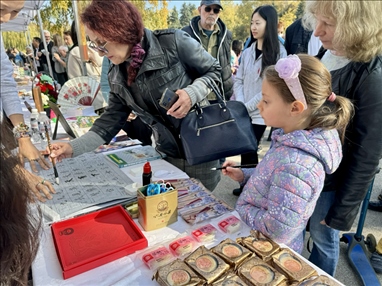 活動(dòng)現(xiàn)場(chǎng)外賓體驗(yàn)中國書法。 中國駐保加利亞大使館供圖。