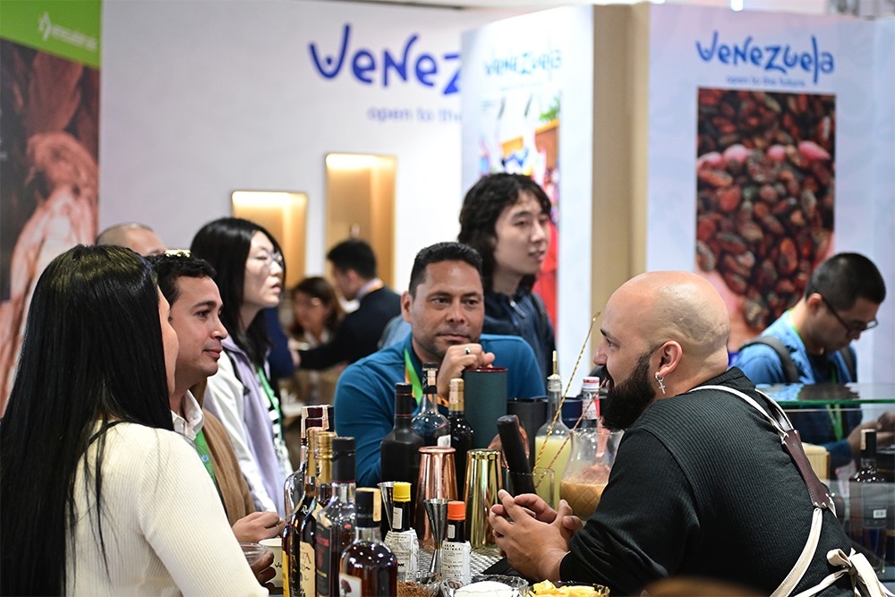 2023年11月9日，上海，觀眾在進博會委內(nèi)瑞拉館參觀、交流、洽談。