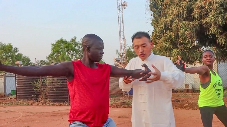 細(xì)心指導(dǎo)動作。馬騫攝