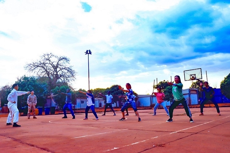 示范標(biāo)準(zhǔn)動作。鄧原淘攝