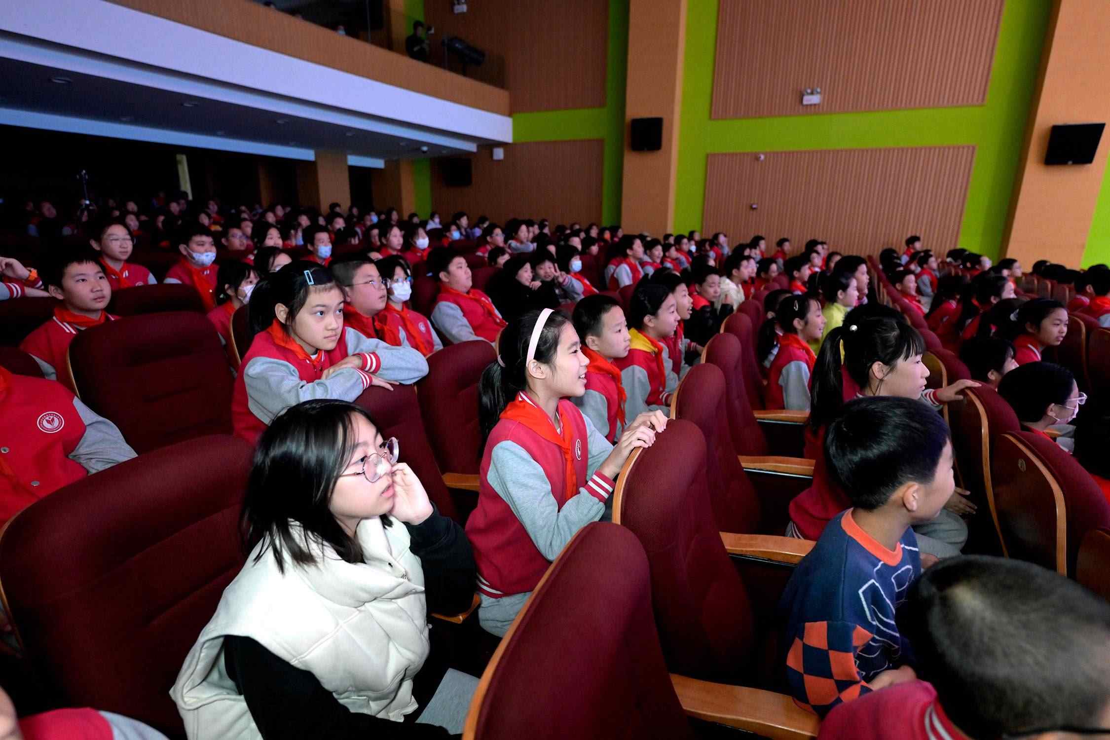 花校區(qū)學(xué)生現(xiàn)場(chǎng)歡呼照片。主辦方供圖