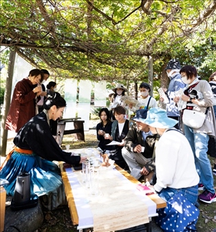 游客們在浙江體驗(yàn)區(qū)品茶。