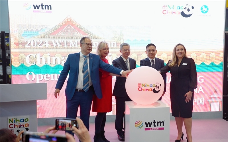 中外嘉賓為中國館開幕點(diǎn)亮水晶球。吳若鳴攝