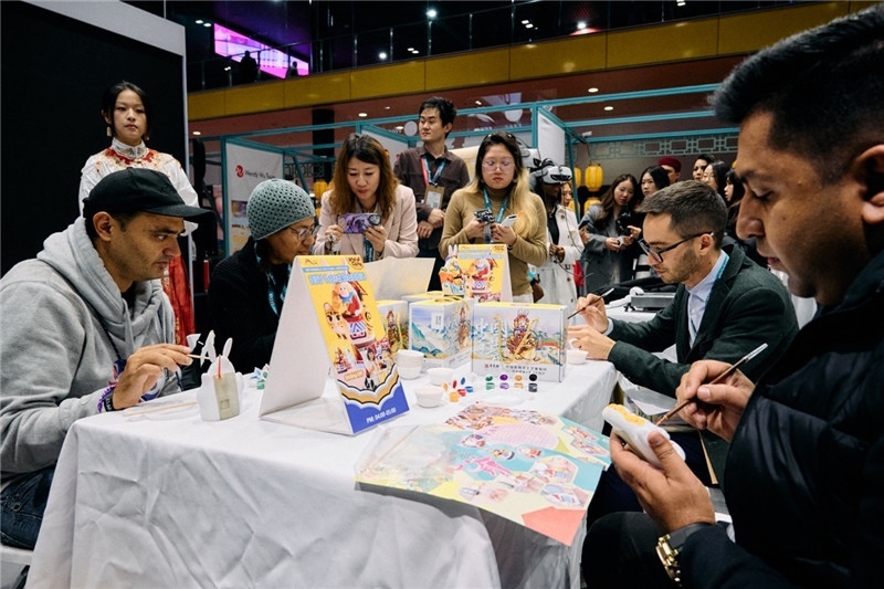 觀眾參加“兔兒爺”手工坊。楊浩鵬攝