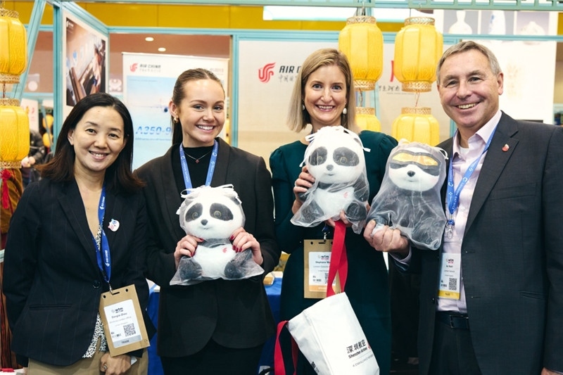 “中國館”展區(qū)現(xiàn)場洽談。 楊浩鵬攝