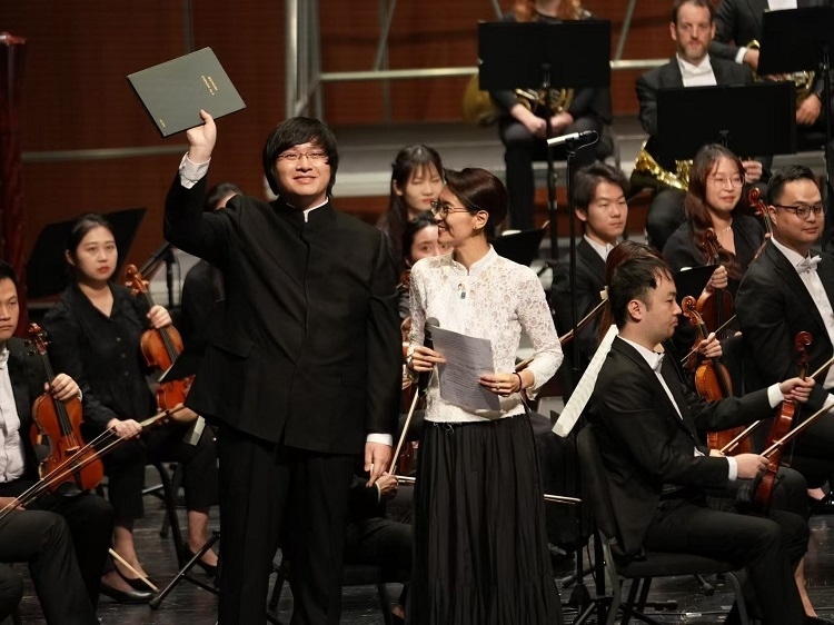 小澤征良向俞潞贈送小澤征爾使用過的《第五交響曲》樂譜。演出方供圖