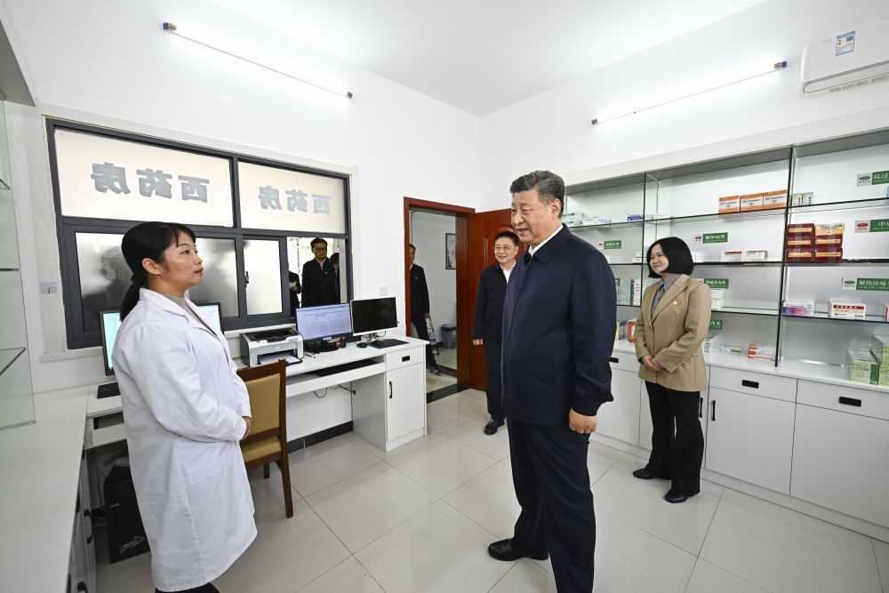 2024年11月5日，習(xí)近平在湖北省咸寧市嘉魚縣潘家灣鎮(zhèn)四邑村衛(wèi)生室考察。習(xí)近平指出：“要進(jìn)一步加強(qiáng)黨建引領(lǐng)，抓住‘一老一小’這個(gè)重點(diǎn)，更加精準(zhǔn)有效地為群眾排憂解難?！? width=