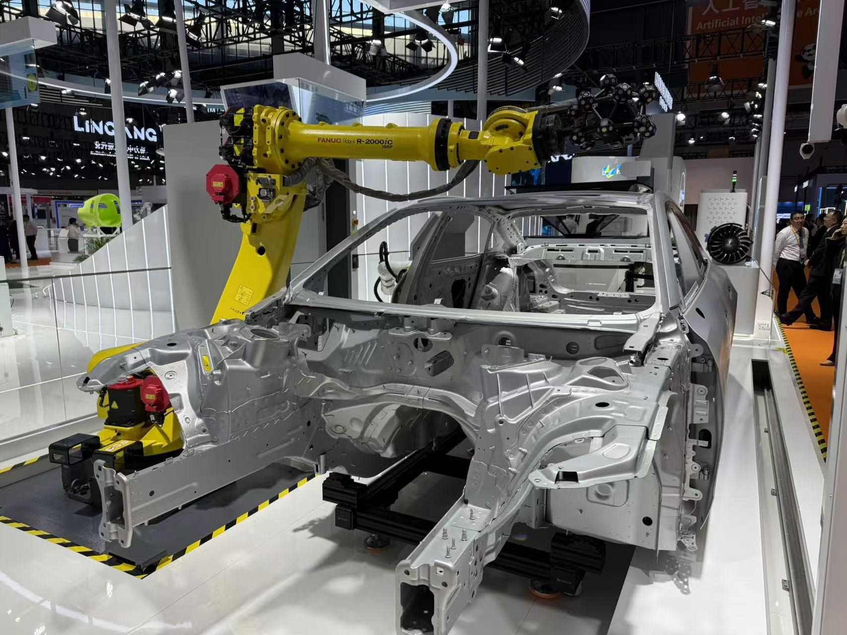 在汽車制造展區(qū)，高精度智能檢測裝備正在模擬檢測汽車車身。人民網(wǎng)記者 王仁宏攝