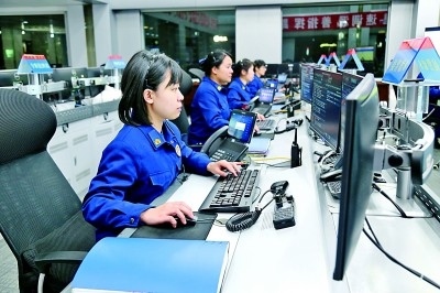  廣東省廣州市消防救援支隊(duì)指揮中心的接警調(diào)度員24小時(shí)待命。圖片由國家消防救援局提供