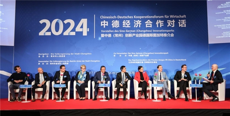 與會(huì)嘉賓在現(xiàn)場(chǎng)交流。主辦方供圖