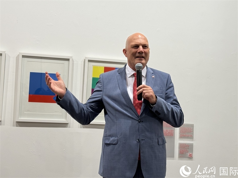 11月8日，瑞士駐華大使白瑞誼在“瑞士經(jīng)典設(shè)計(jì)展”開幕式上發(fā)表致辭。（人民網(wǎng) 謝瑩攝）