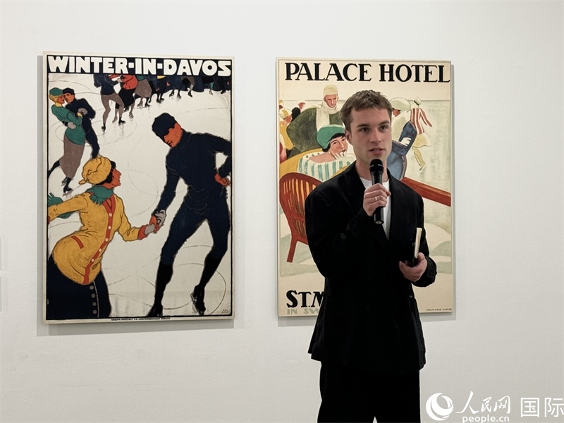 11月8日，“瑞士經(jīng)典設(shè)計(jì)展”策展人言照壁向與會(huì)嘉賓導(dǎo)覽。（人民網(wǎng) 謝瑩攝）