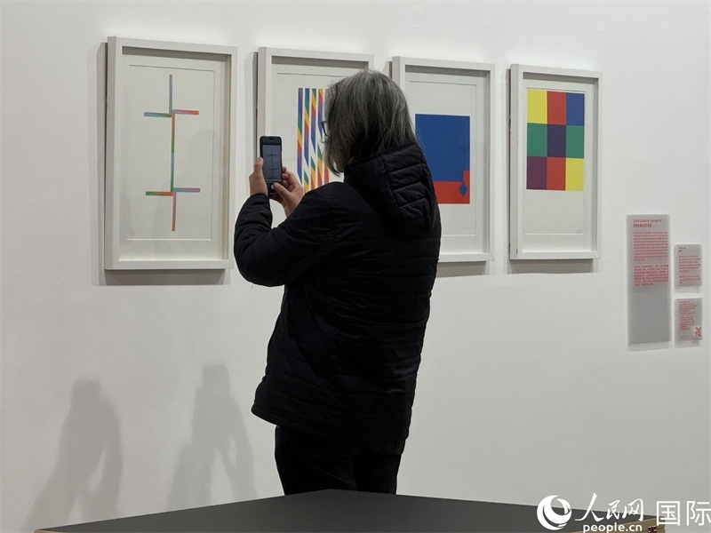 11月8日，觀眾在“瑞士經(jīng)典設(shè)計(jì)展”作品前駐足欣賞。人民網(wǎng) 謝瑩攝 