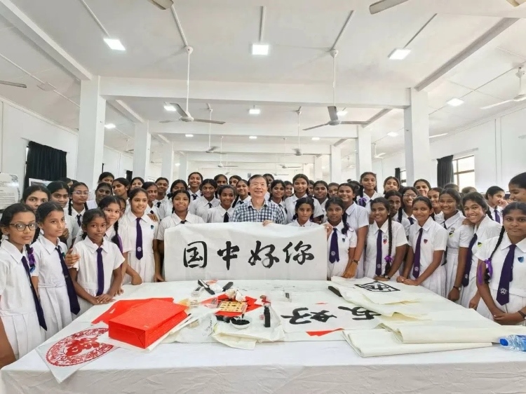 斯里蘭卡學(xué)生在系列活動(dòng)中學(xué)習(xí)中國書法。圖片由主辦方提供
