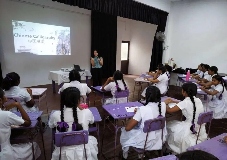 斯里蘭卡學(xué)生在系列活動(dòng)中學(xué)習(xí)中國書法。圖片由主辦方提供