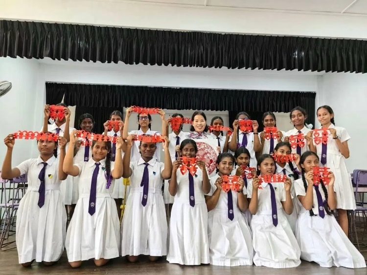 斯里蘭卡學(xué)生展示剪紙作品。圖片由主辦方提供