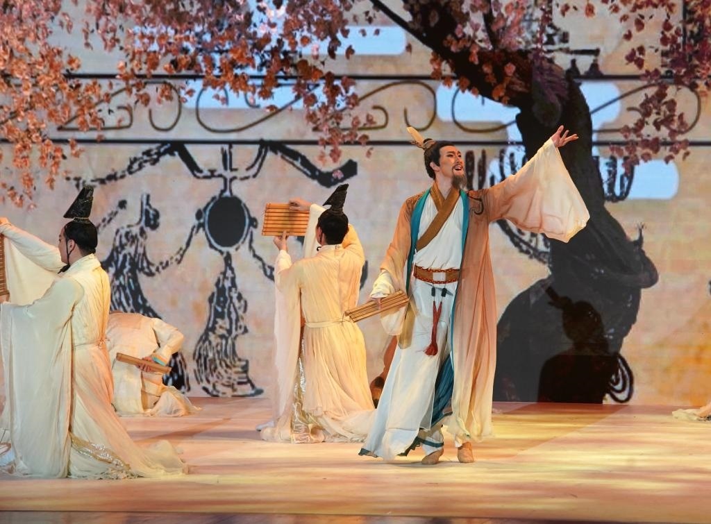 11月6日，演職人員在表演民族舞劇《孔子》片段。新華社記者 張晨霖 攝