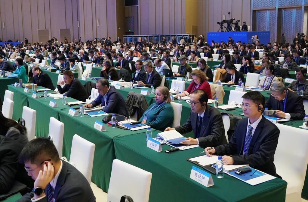 11月7日，中外嘉賓在首屆世界古典學(xué)大會(huì)開幕式現(xiàn)場(chǎng)聽會(huì)。新華社記者 張晨霖 攝