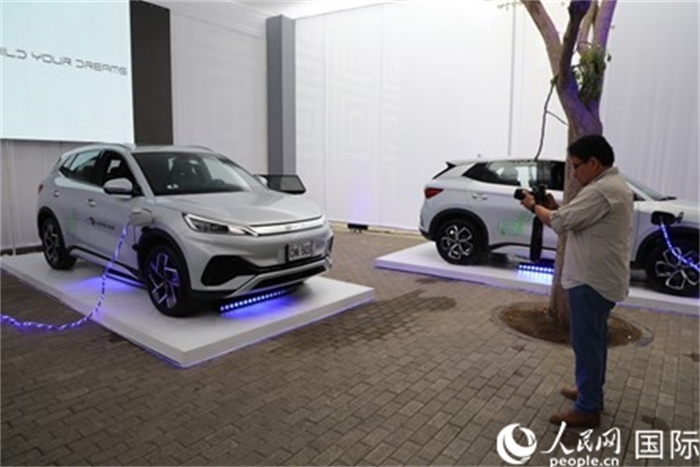 圖為秘魯媒體記者正在拍攝現(xiàn)場展出的比亞迪電動汽車。 人民網(wǎng)記者姜波攝