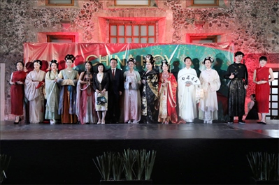 墨西哥華人婦女聯(lián)合總會木蘭藝術(shù)團(tuán)的中國古代服裝表演。主辦方供圖