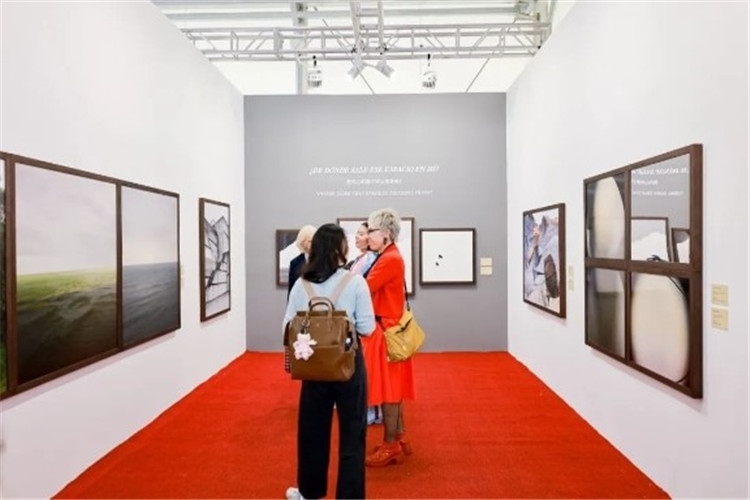 “我內(nèi)心的那個(gè)空從哪里來(lái)？從波濤、云朵和勇氣”西岸藝博會(huì)展覽現(xiàn)場(chǎng) 圖片由主辦方提供