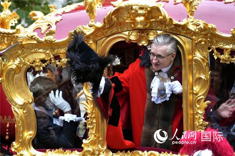 新任金融城市長阿拉斯泰爾·金向人群致意。吳若鳴攝