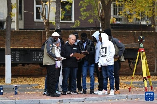 在天津鐵道職業(yè)技術(shù)學(xué)院，老師指導(dǎo)幾內(nèi)亞學(xué)員使用測(cè)距儀器（11月11日攝）。新華社記者 李然 攝