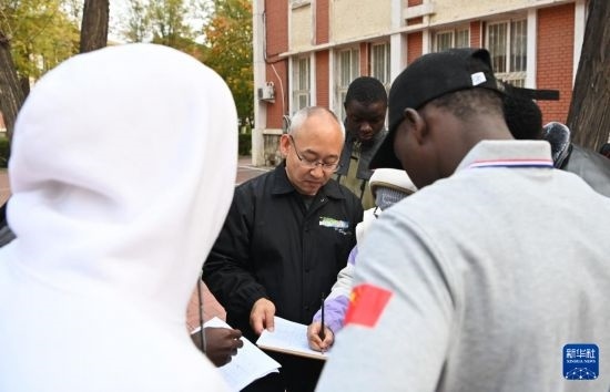 在天津鐵道職業(yè)技術(shù)學(xué)院，老師指導(dǎo)幾內(nèi)亞學(xué)員使用測(cè)距儀器（11月11日攝）。新華社記者 李然 攝