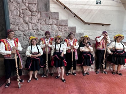 身著傳統(tǒng)服飾的秘魯藝人。本報(bào)記者 張朋輝 攝