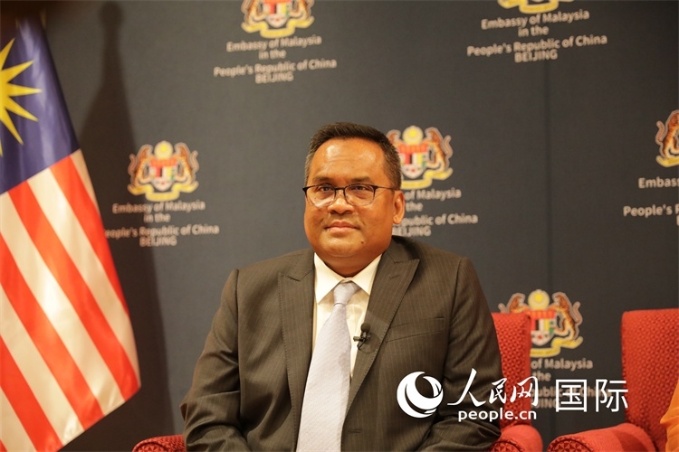 馬來西亞駐華大使諾曼在11月12日召開的記者見面會(huì)上回答記者提問。人民網(wǎng) 王婧攝