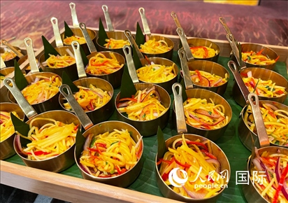 馬來西亞美食節(jié)現(xiàn)場準(zhǔn)備的美食。人民網(wǎng) 王婧攝