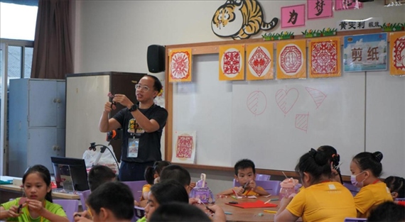 剪紙教學(xué)。主辦方供圖